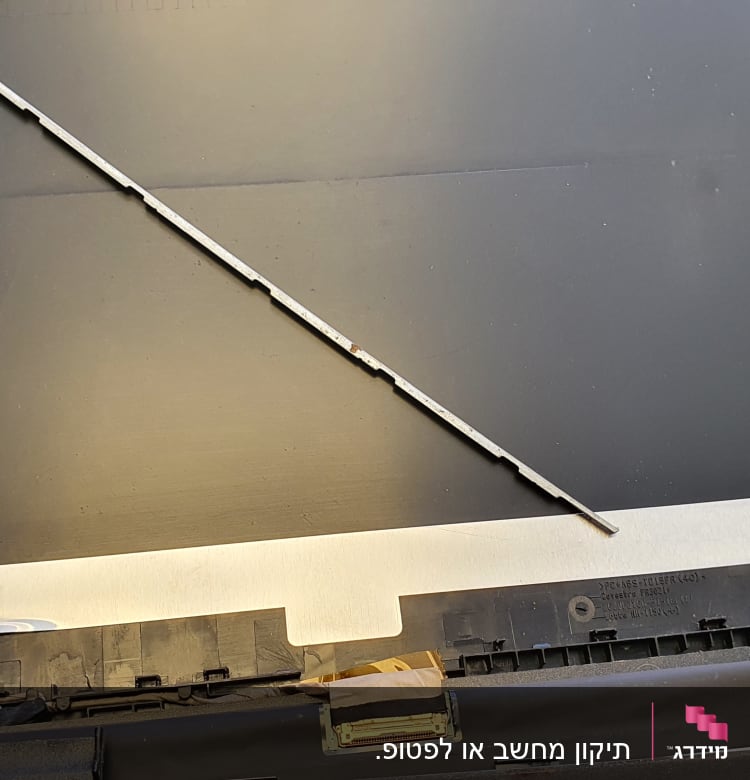 חלק אחורי של מסך מחשב נייד עם חיבורים